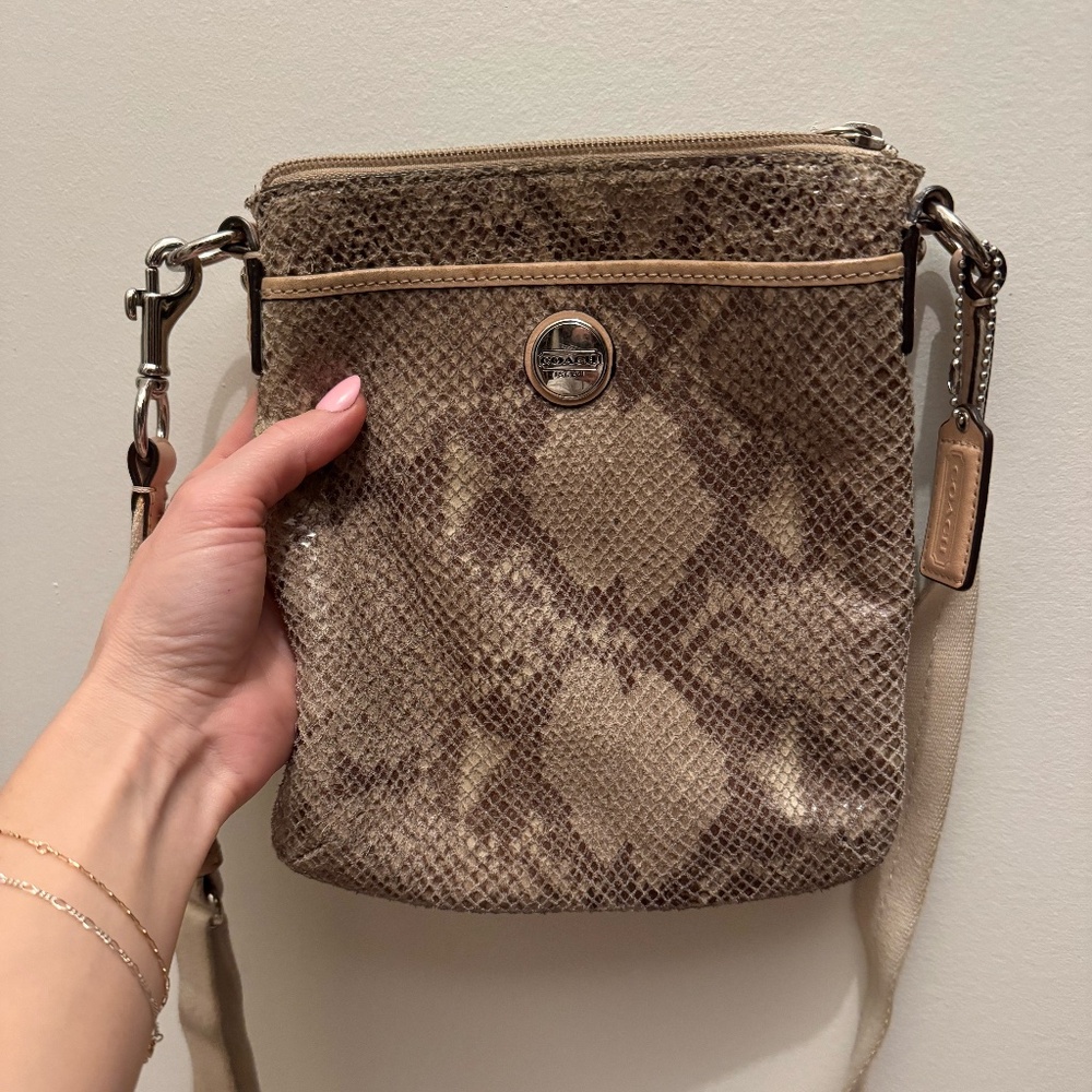 Beautiful Swingback Coach purse